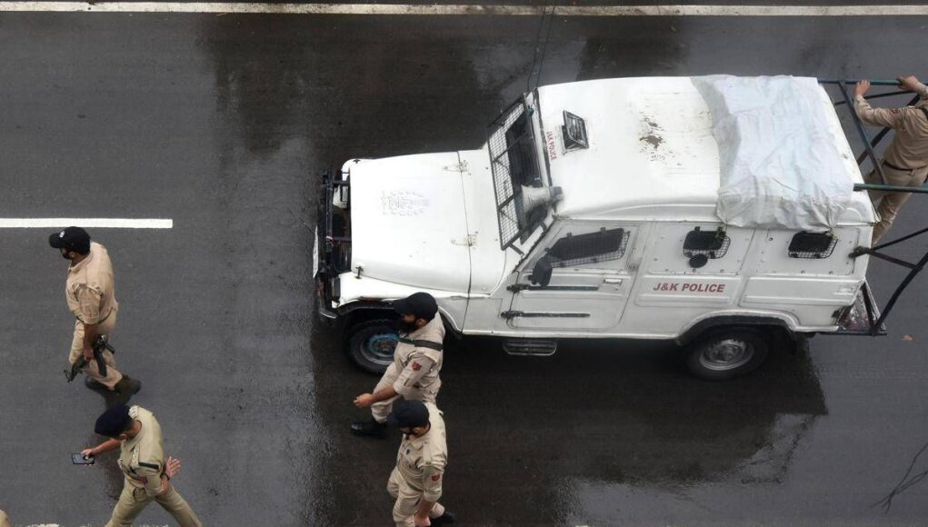 Costruiscono finto casello e incassano il pedaggio per un anno e mezzo, l’incredibile truffa in India