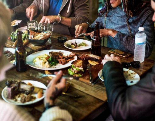 Dalla colomba alle uova, fino a 3.000 calorie a pranzo: i consigli dell’esperta dopo gli eccessi