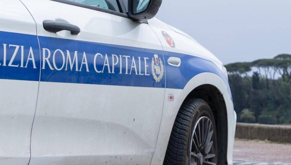 Follia nella notte in un campo rom di Roma, baracche a fuoco dopo una lite tra famiglie