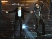 Gianni Morandi show a Milano, a sorpresa arriva Tredici Pietro: il duetto dopo Sanremo