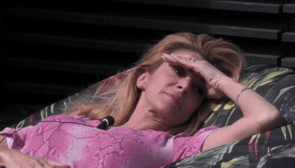 Grande Fratello Vip, Adriana Volpe ha lasciato momentaneamente la Casa: cosa è successo