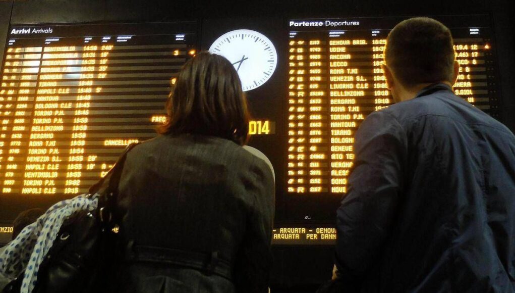 Guasto sulla linea Alta Velocità Roma–Napoli, treni nel caos: cancellazioni e ritardi record