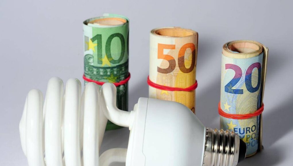 Guerra Usa-Iran può costare fino a 950 euro a famiglia: dalle bollette alla benzina, tutti gli aumenti