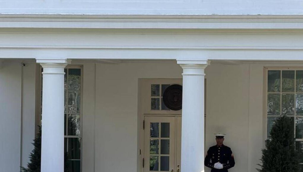 Il giallo del ricovero di Trump, il presidente Usa lontano dall’occhio pubblico: “Al lavoro per gli americani”