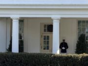 Il giallo del ricovero di Trump, il presidente Usa lontano dall’occhio pubblico: “Al lavoro per gli americani”