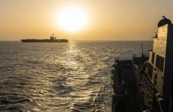 Iran, Hormuz riapre ma restano tensioni. Trump: “Negozieremo durante il fine settimana”