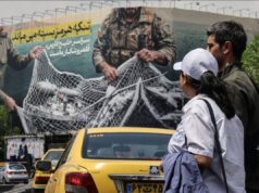 Iran, continua blocco navale a Hormuz: Usa ordinano a 31 navi di invertire la rotta. Pentagono: via il Segretario alla Marina Phelan – Diretta