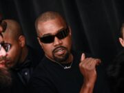 Kanye West, la protesta in Uk: “No al concerto a Londra”. E il caso diventa politico