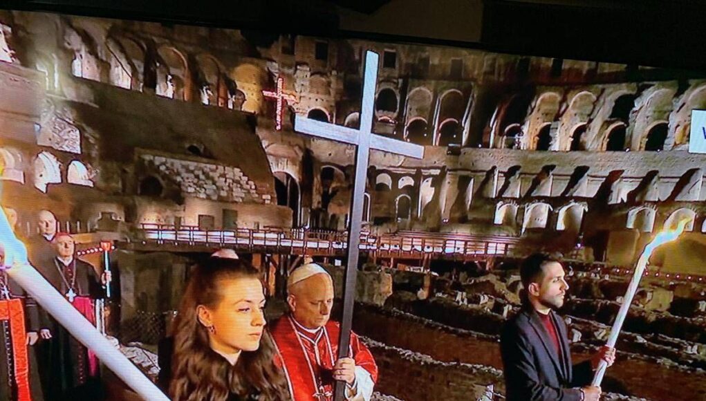 La prima Via Crucis di Papa Leone, porta la croce per tutte le 14 stazioni
