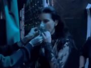 Laura Pausini si sente male, ferma il concerto e si fa portare l’ossigeno sul palco