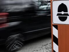 L’intelligenza artificiale cambia l’autovelox, riesce a vedere se l’automobilista usa il cellulare
