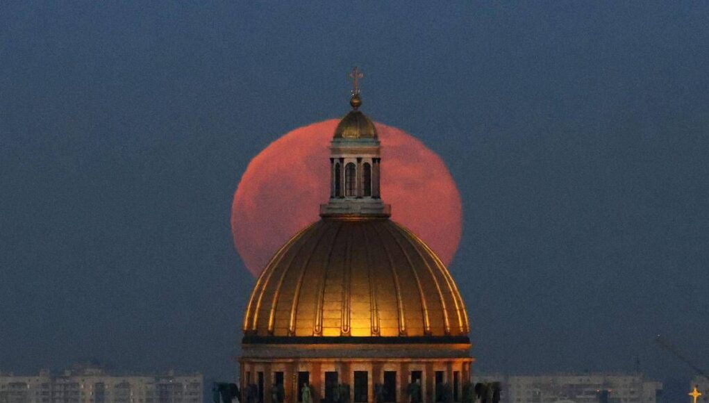 Luna piena rosa in arrivo, ma di che colore sarà davvero il 2 aprile?