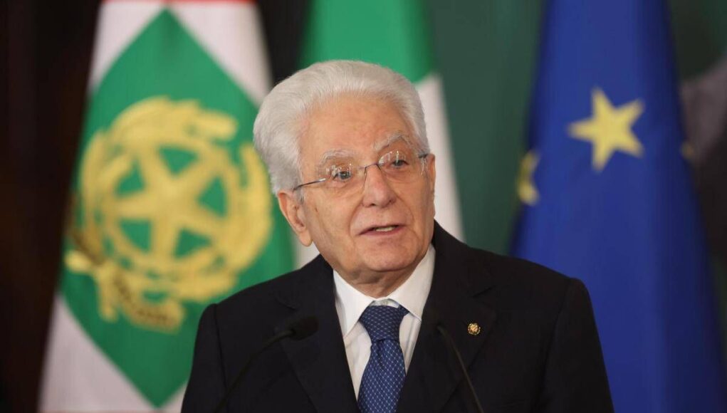 Mattarella: “Il mondo deve essere riconoscente a Leone XIV. Potere può far perdere equilibrio, autoironia eviterebbe imbarazzi”