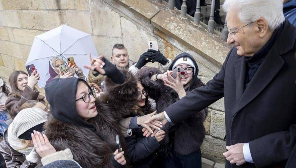 Mattarella a Praga, i ragazzi entusiasti lo salutano con l’Inno di Mameli