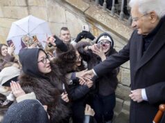 Mattarella a Praga, i ragazzi entusiasti lo salutano con l’Inno di Mameli