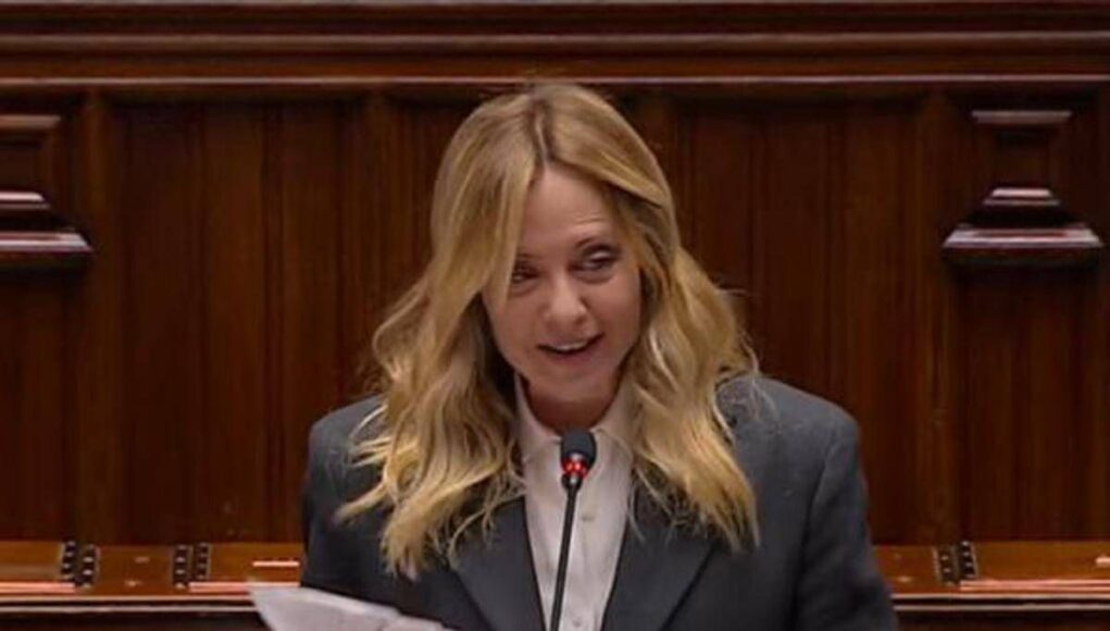 Meloni frena l’applauso in Aula durante l’iinformativa: “E’ ancora lunga, regà”. Poi punzecchia le opposizioni