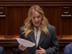Meloni frena l’applauso in Aula durante l’iinformativa: “E’ ancora lunga, regà”. Poi punzecchia le opposizioni