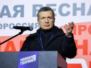 “Meloni vergogna della razza umana”: l’attacco della tv russa in italiano. Farnesina convoca l’ambasciatore