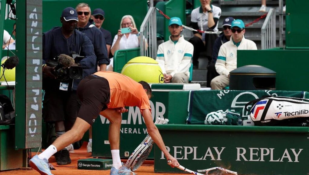 Montecarlo, super Berrettini: doppio bagel a Medvedev e il russo distrugge la racchetta