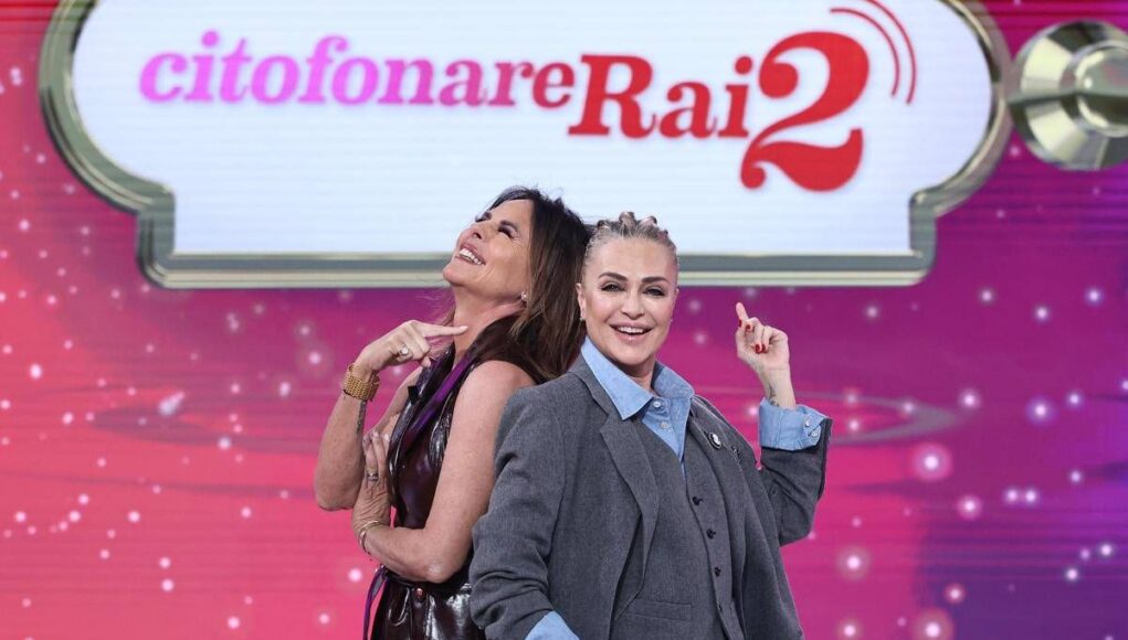 Oggi torna ‘Citofonare Rai 2’, gli ospiti e le novità nel cast fisso