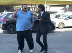 Prato, tensione alla presentazione del candidato sindaco Adinolfi: lite con inviato delle ‘Iene’