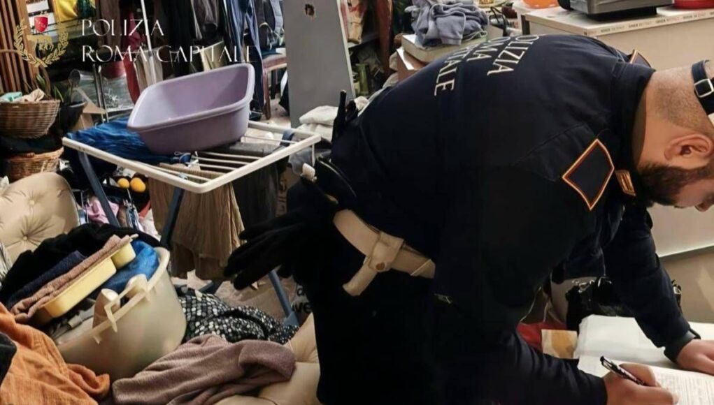 Roma, neonato tra droga e rifiuti: madre denunciata, arrestato il compagno