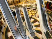 Roma, rapina in gioielleria del centro commerciale Euroma2: irruzione con picconi e fumogeni