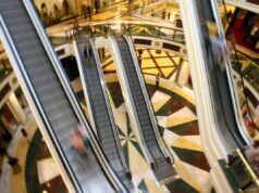 Roma, rapina in gioielleria del centro commerciale Euroma2: irruzione con picconi e fumogeni