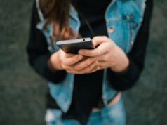 Social vietati agli under 15, la svolta della Grecia: “Serve una maggiore età digitale in Ue”