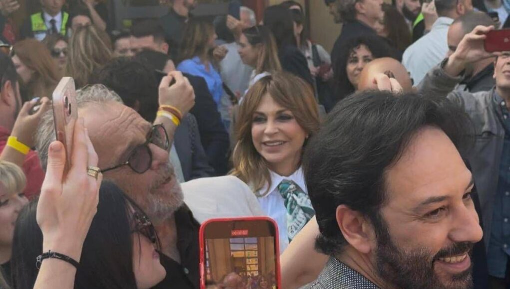 Tornano ‘I Cesaroni’, bagno di folla per il cast al teatro Palladium di Roma