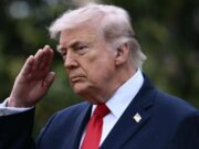 Trump boccia la proposta dell’Iran, Hormuz resta chiuso: “Teheran sta per crollare”