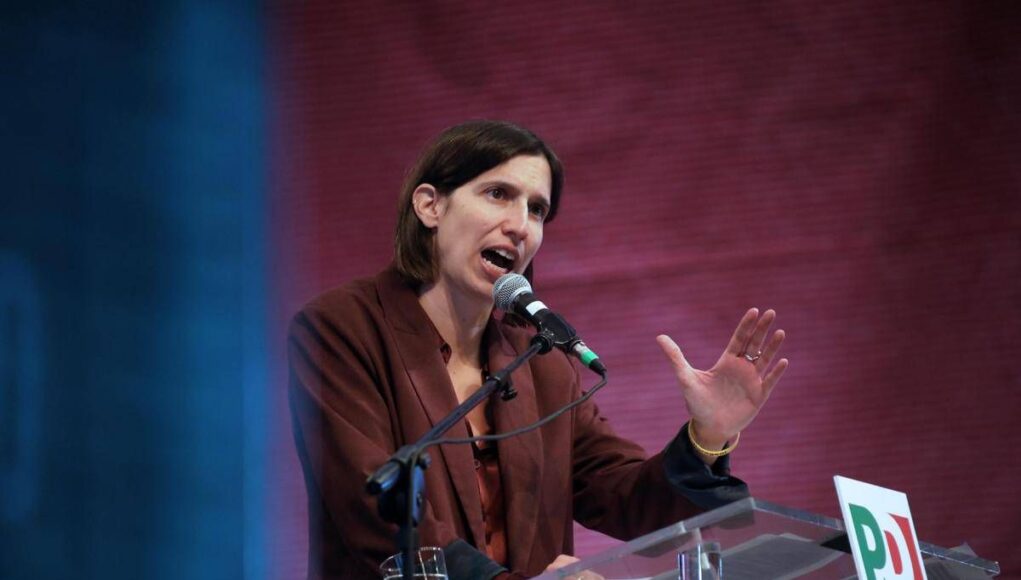 Trump e l’attacco a Meloni, centrodestra fa quadrato. Schlein: “Ferma condanna, sia unanime”. Ma Conte e Renzi punzecchiano la premier