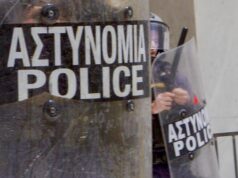 Uomo armato spara nel centro di Atene, almeno 5 feriti