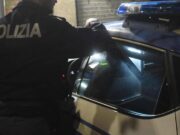 Aggredito e accoltellato in piazza a Prato: 23enne in fin di vita. Fermati due uomini