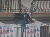 Amministrative, candidato sindaco del cosentino sale sul palco vestito da Pinocchio