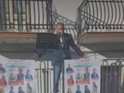 Amministrative, candidato sindaco del cosentino sale sul palco vestito da Pinocchio