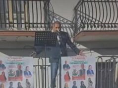 Amministrative, candidato sindaco del cosentino sale sul palco vestito da Pinocchio