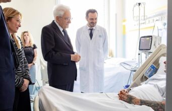 Auto sulla folla a Modena, cinque feriti ancora ricoverati: Mattarella e Meloni in visita