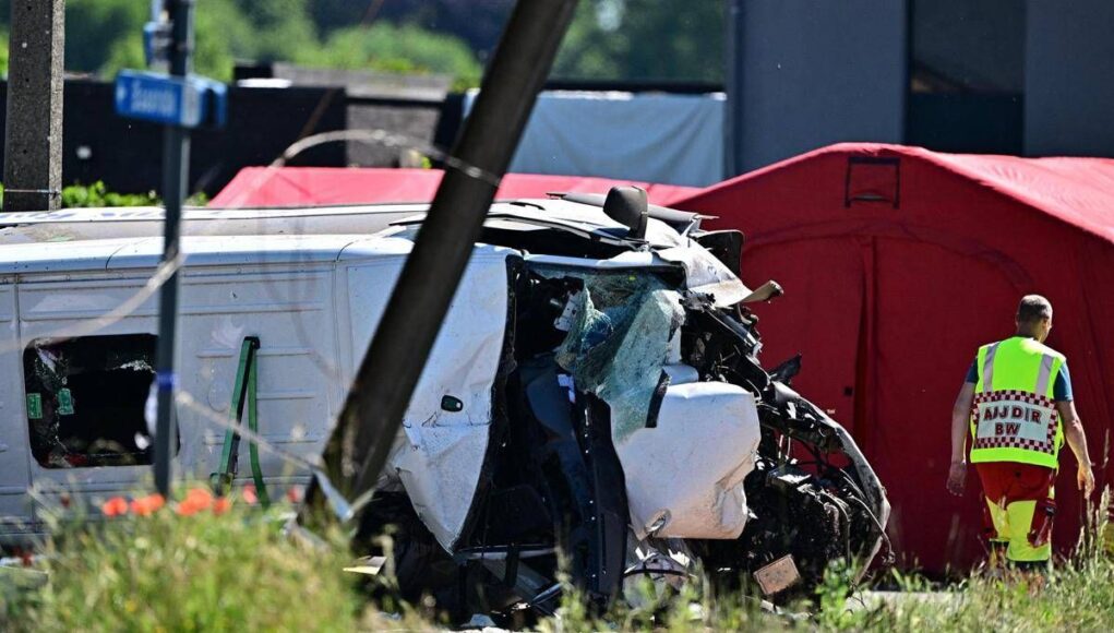 Belgio, treno travolge scuolabus a un passaggio a livello: diverse vittime