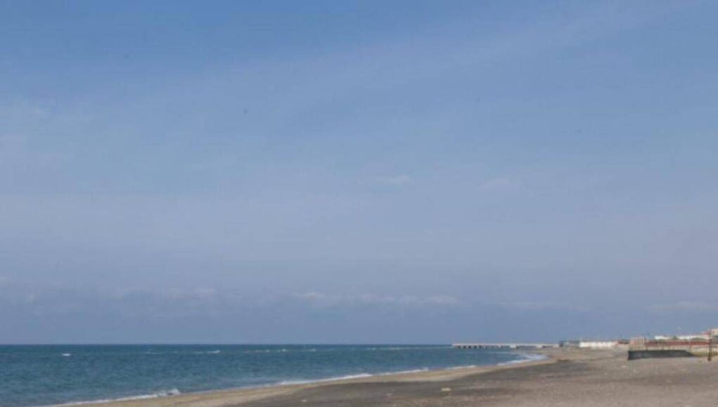 Cadavere sul bagnasciuga a Ostia, indagini in corso