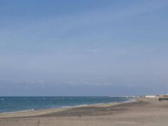 Cadavere sul bagnasciuga a Ostia, indagini in corso