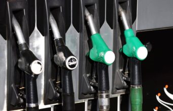 Carburanti, prezzi benzina e diesel scendono ancora: la situazione oggi