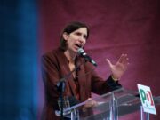 Consigliera Lega evoca i fatti di Modena al comizio Pd, sospesa dal partito. Meloni: “Solidarietà a Schlein”