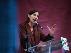 Consigliera Lega evoca i fatti di Modena al comizio Pd, sospesa dal partito. Meloni: “Solidarietà a Schlein”