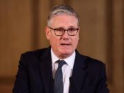 Crisi nel Labour, Starmer: “Non mi farò da parte”. Ma salgono i deputati che chiedono le dimissioni