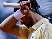 Djokovic ‘nervoso’ agli Internazionali: il gesto… verso il cielo