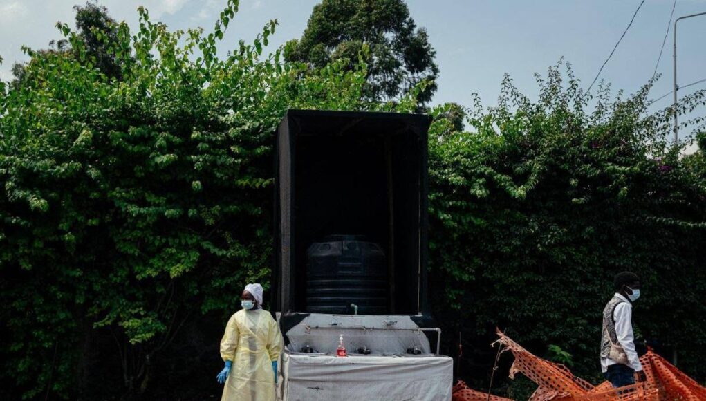 Ebola in Congo, sale il bilancio dell’epidemia: 131 morti. Il contagio si estende