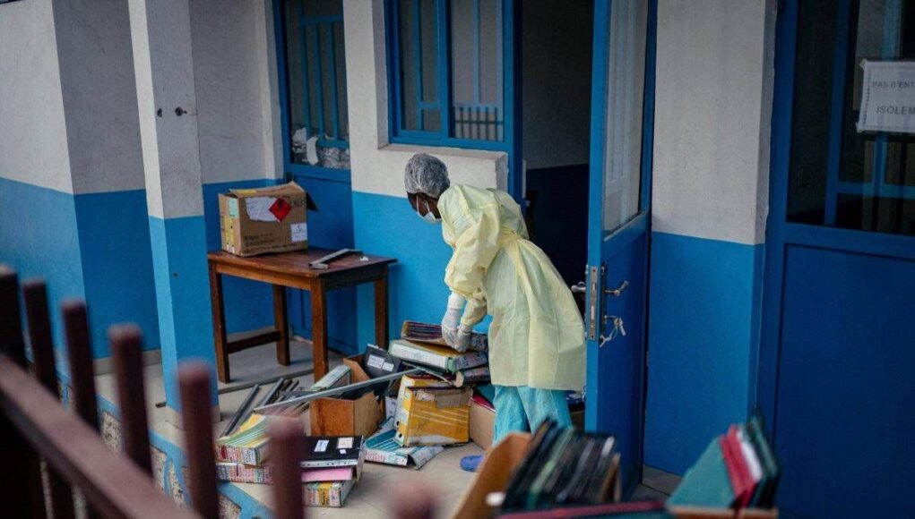 Ebola, ministero della Salute attiva sorveglianza personale organizzazioni da Congo e Uganda: “Compagnie aeree segnalino casi sospetti a bordo”