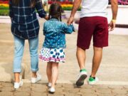 Famiglia Italia, Censis: meno figli e matrimoni, cresce l’età delle madri e le famiglie single