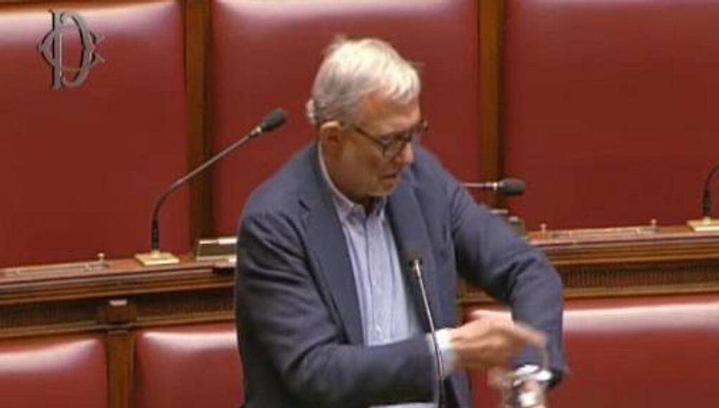 Giachetti si ammanetta al banco della Camera: “Io in Aula finché maggioranza non sblocca Vigilanza Rai”